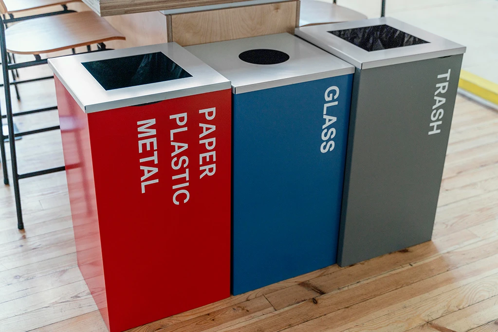 Bacs de tri propres dans un bureau