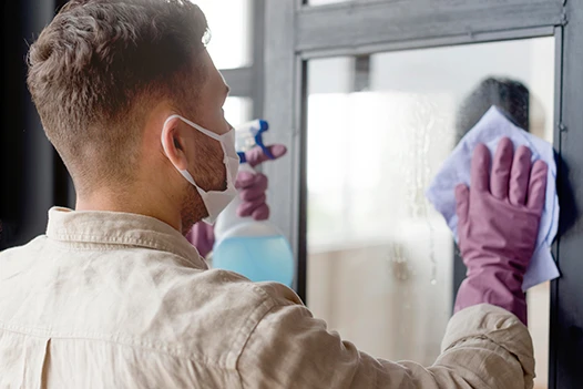 Équipe de nettoyage avec outils et produits respectueux